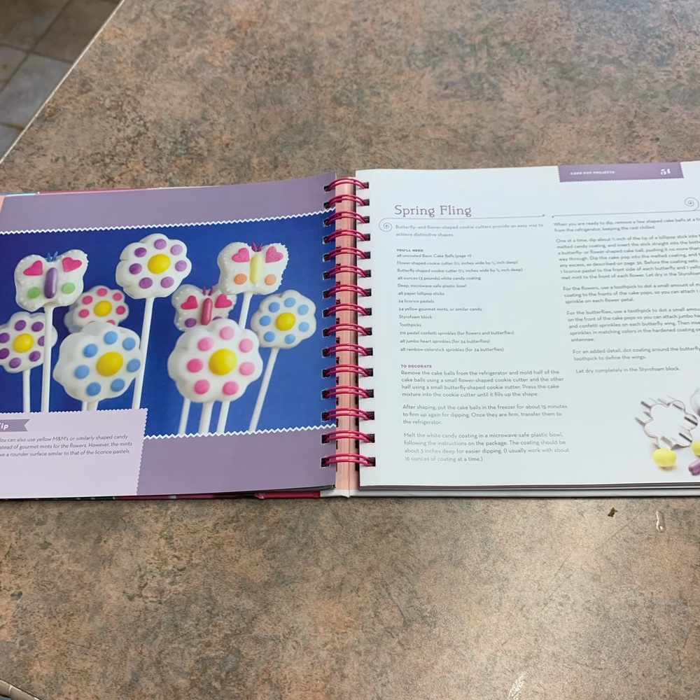 Bakerella Cake Pop Cookbook - Picture 3 of 16